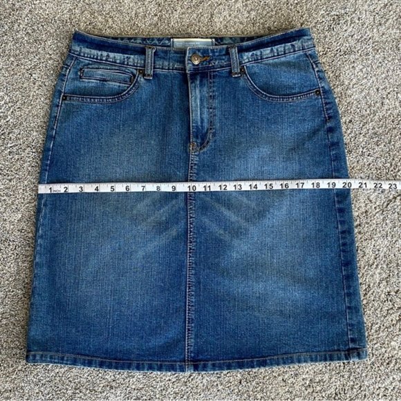 Denver Hayes medium wash knee length classic fit denim skirt. Women's size 8 - Picture 5 of 7